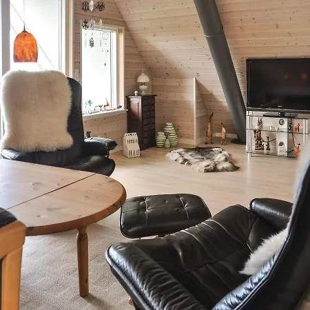 Vakantiehuis Three-bedroom Holiday In *